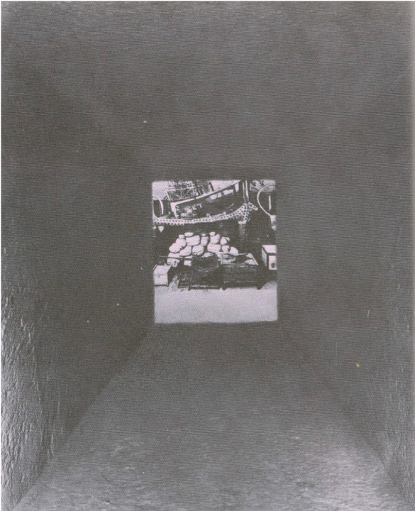 由廊道看向墓室前廳（Antechamber），可以看到其中堆滿陪葬品。（圖／《The complete Tutankhamun》）