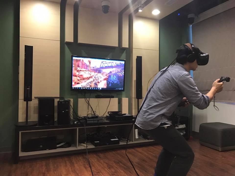 受試者需遊玩指定的VR恐怖遊戲。（圖／林日璇提供）