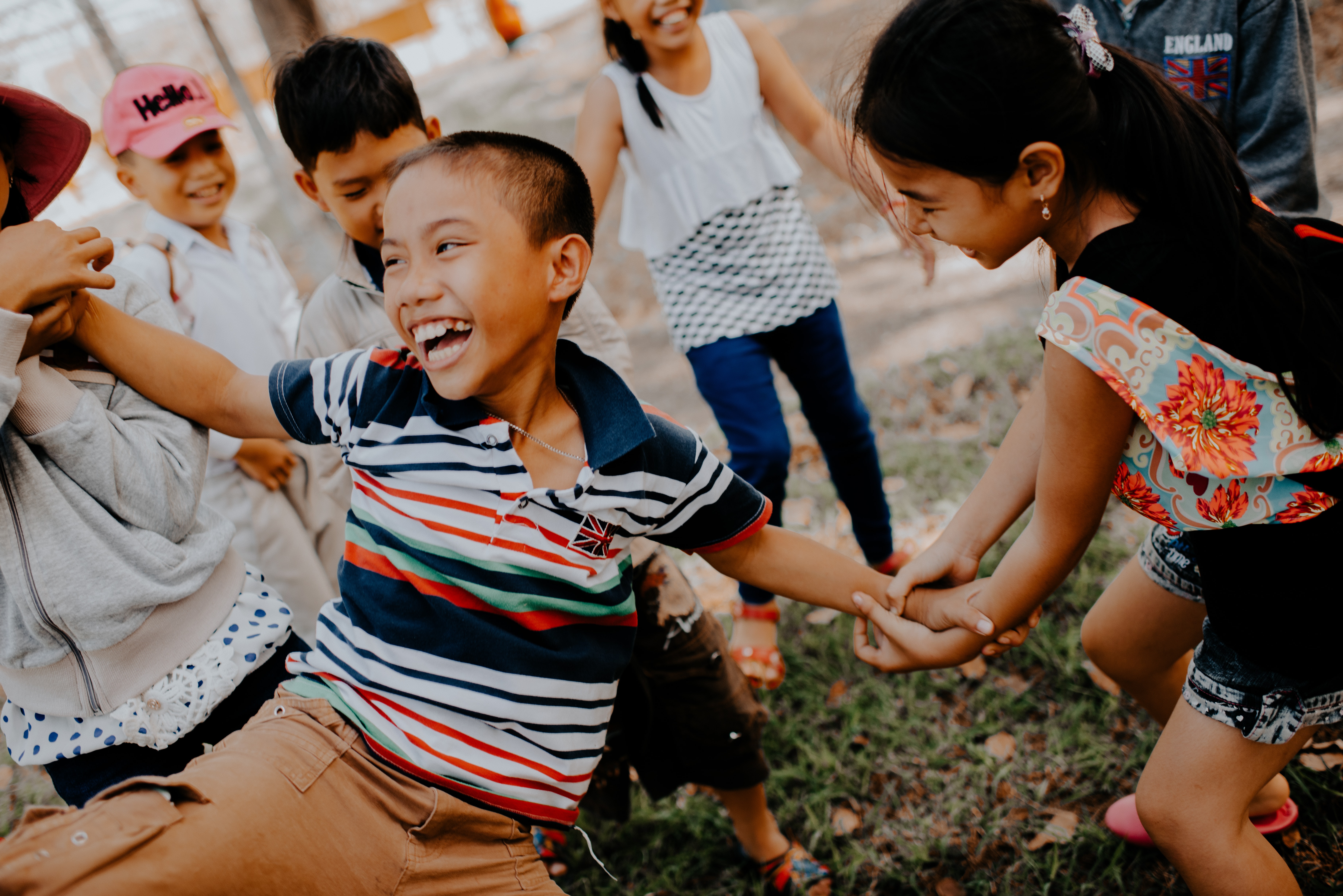兒童可以學習父母說過的話，並發展出自己的文法。（圖／MI PHAM，Unsplash）
