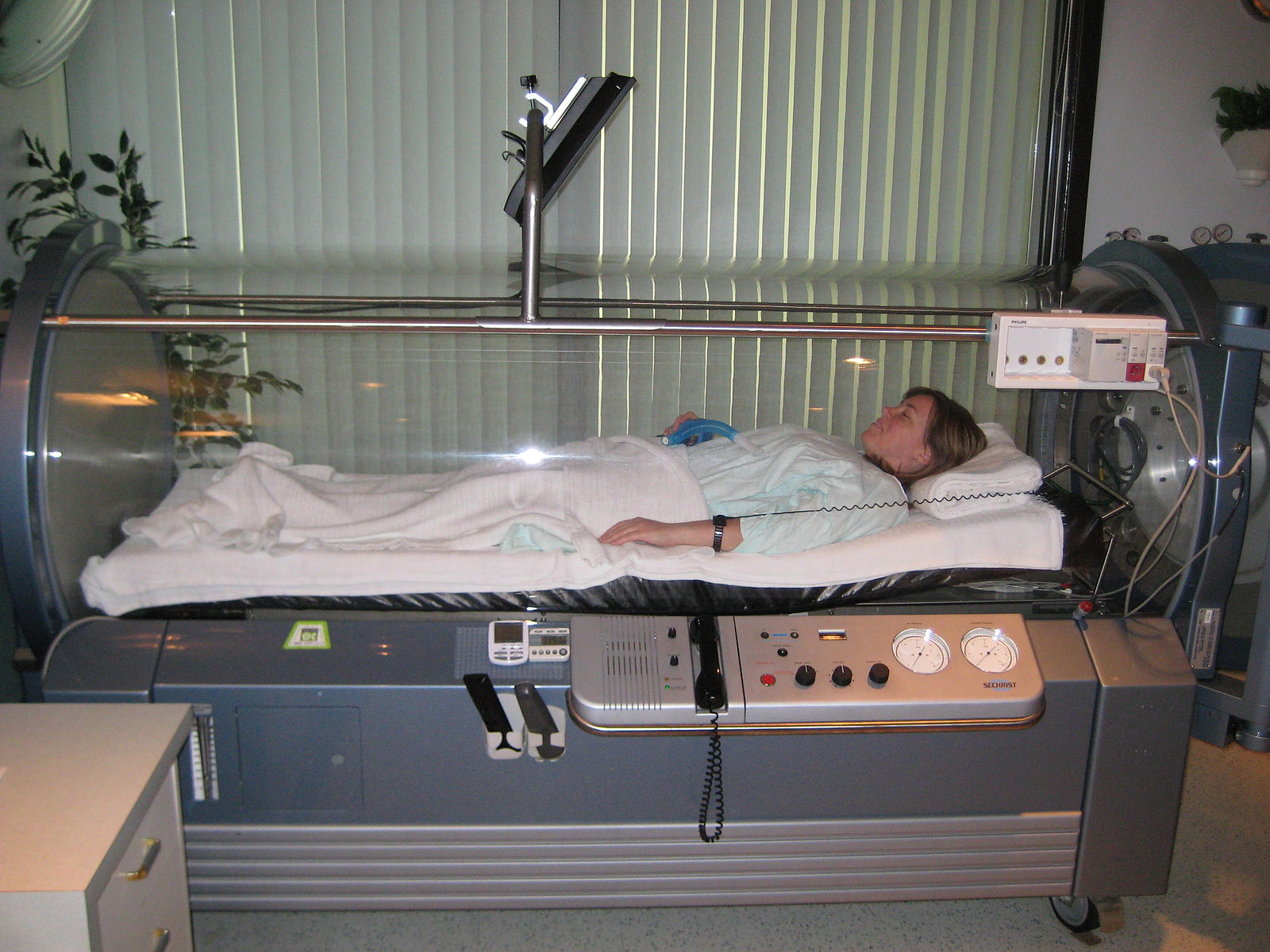 使用高壓氧療法時，病患需待在特殊的壓力艙中。（圖／James Heilman, MD ，Wikipedia）