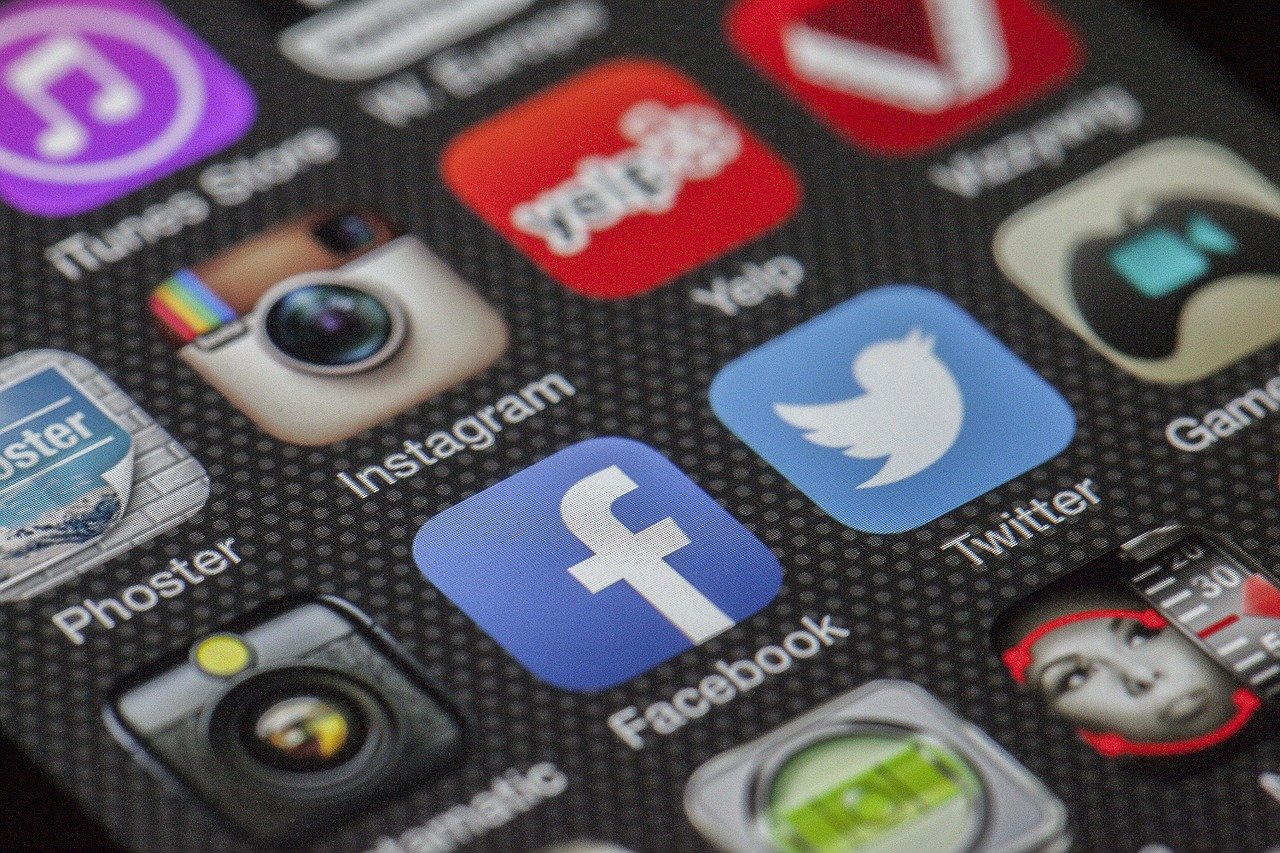 Facebook是依據什麼條件來篩選和擺放廣告？要如何既滿足廣告主的需求、又讓自己賺到最多錢？（圖／Pixabay）