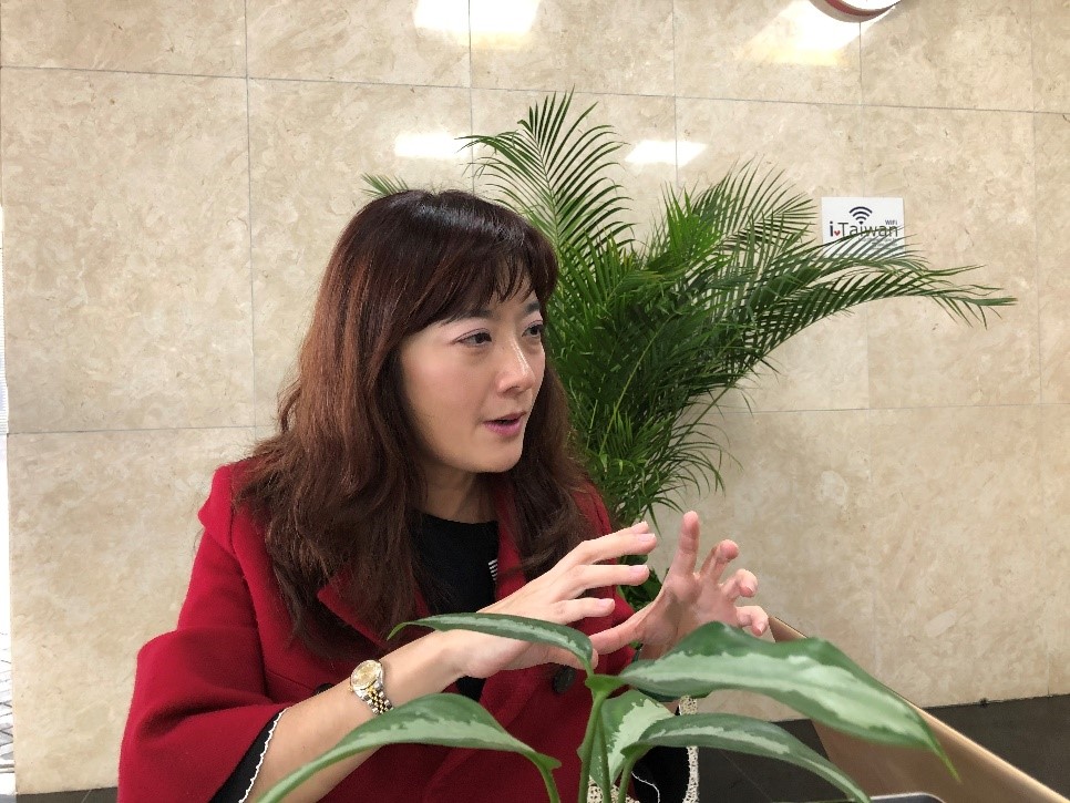 義守大學生物科技學系教授楊智惠，為記者說明醣化作用先天與後天的演化程序不同。（圖／劉潔）