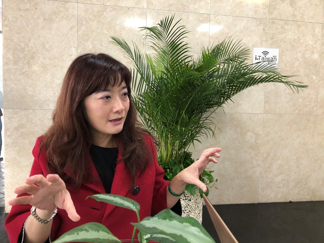 義守大學生物科技學系教授楊智惠，為記者說明醣基與半乳糖凝集素的交互作用。（圖／劉潔）