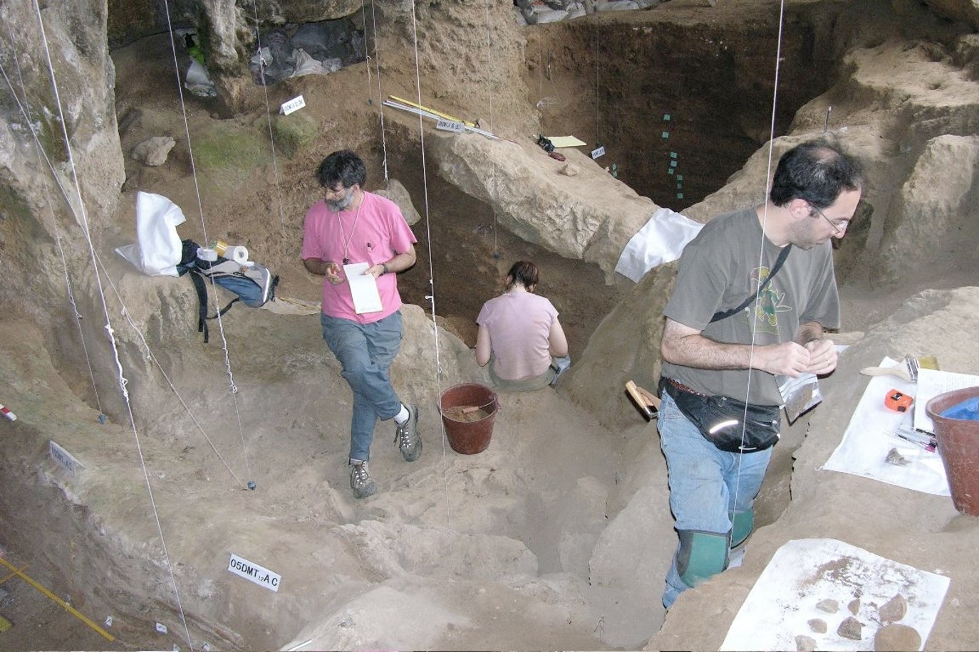 高德參與 2005年玉蟾岩遺址的發掘。由左至右為Paul Goldberg、Mary Prendergast與高德。（圖／高德提供）