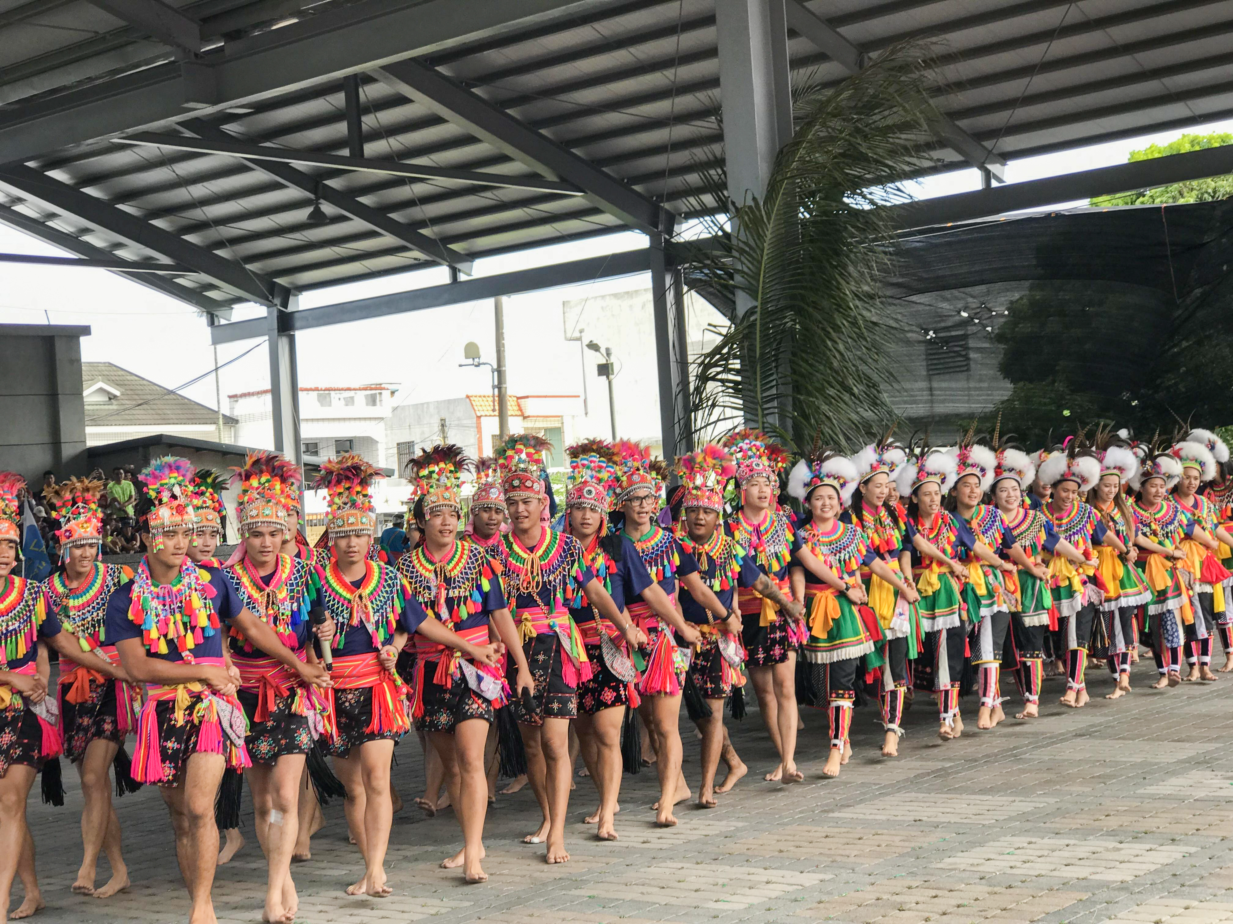 都蘭部落族人在豐年祭歌舞同歡。阿美族雖是母系社會，但歲時祭典還是有些儀式被視為女性禁忌。（圖／謝若蘭提供）