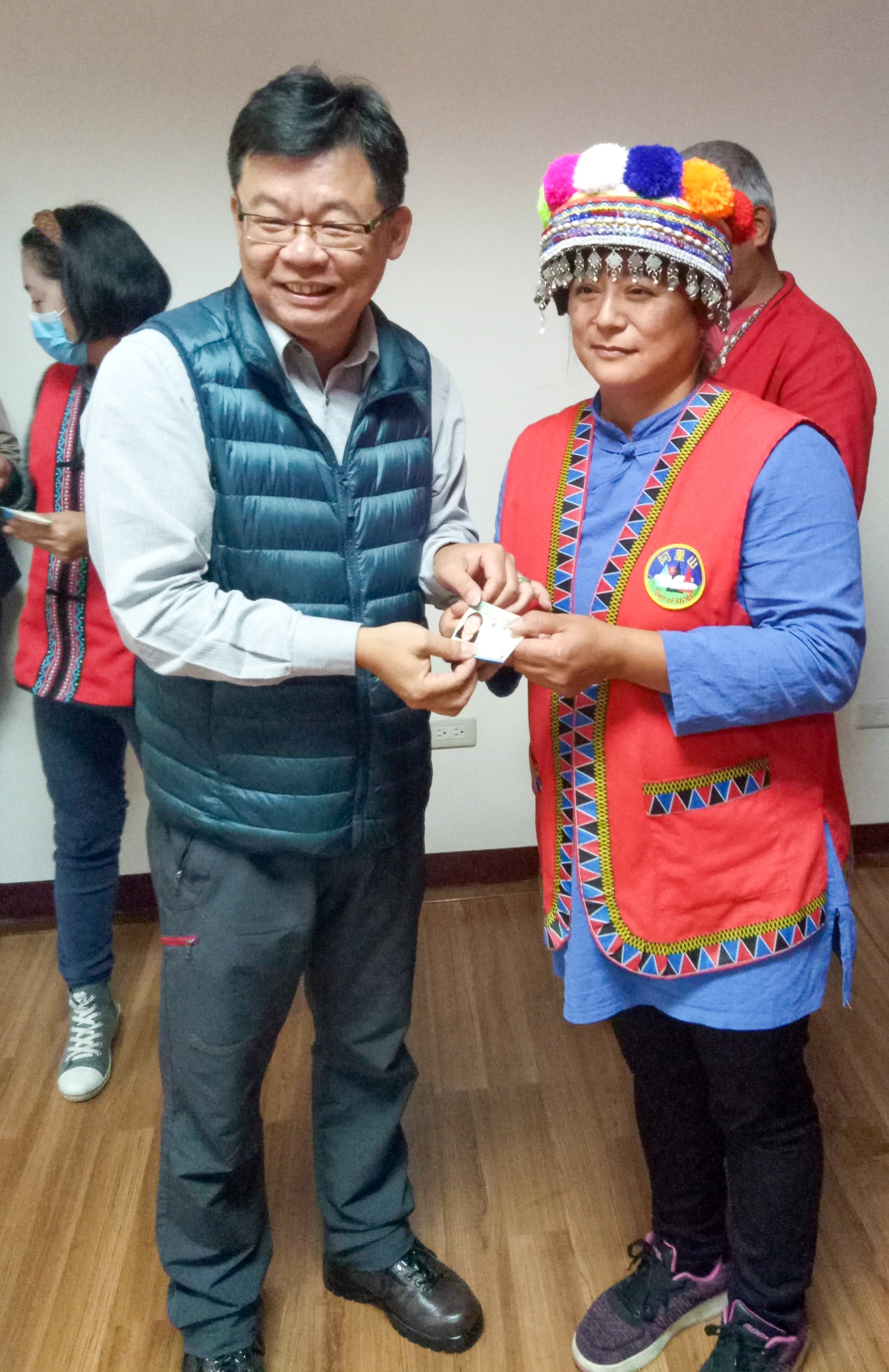 嘉義林區管理處奮起湖工作站主任李志珉頒發獵人證給阿里山鄉里佳村民溫惠珍。（圖／嘉義林區管理處）