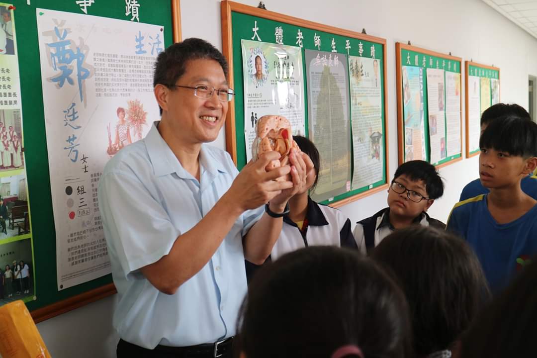 郭余民教授帶學生認識海馬迴在大腦的作用（圖／科技部提供）