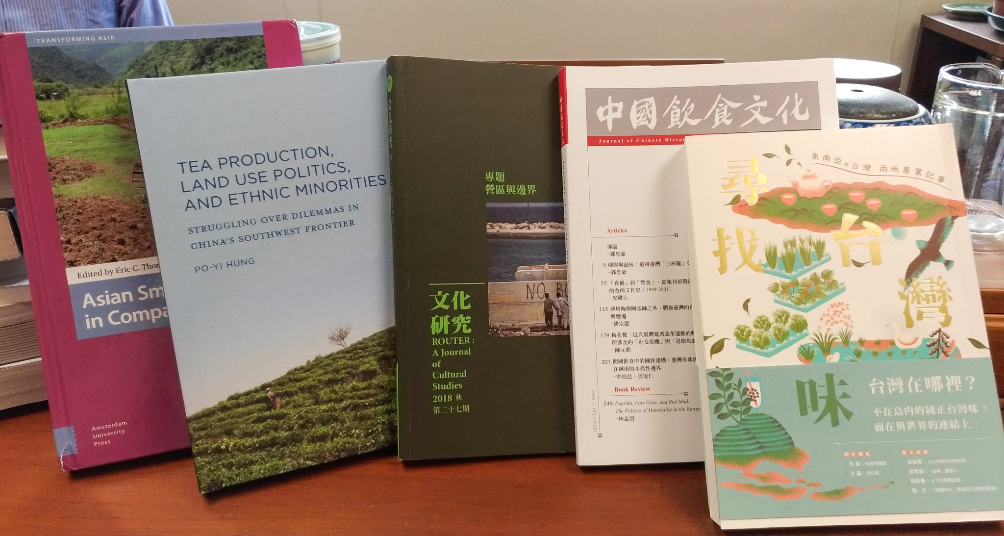 洪伯邑參與撰寫之書籍。（圖／劉馨香攝）