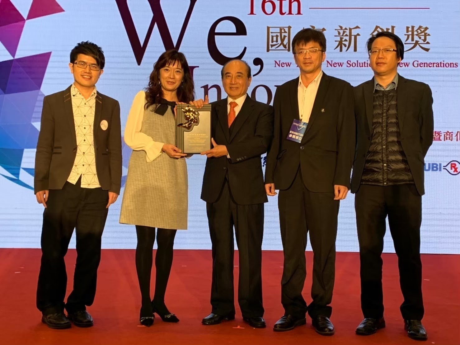 義守大學醫學院副院長楊智惠（左二）、義大醫院醫師洪暐傑（左一）組成的研究團隊，2019年12月以「人工智慧整合管理平台」獲頒第十六屆國家新創獎。（圖／義大醫院提供）